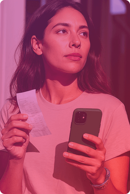 Imagem de uma mulher cadastrando uma nota fiscal